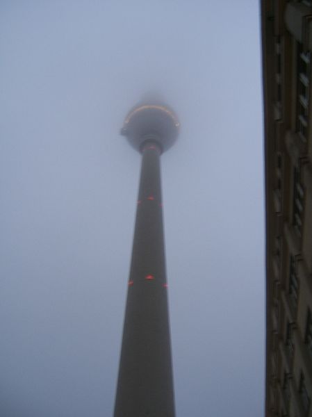 Der Berliner Fernsehturm im Morgennebel
