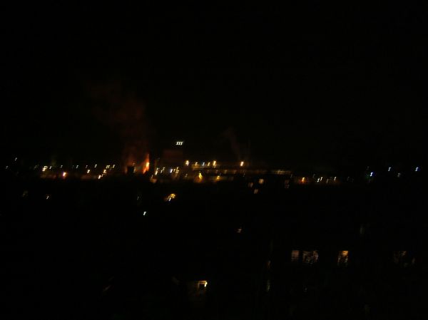 Der (verschwommene) Blick vom steilen Weg zum Vereinsheim auf die Stadt
