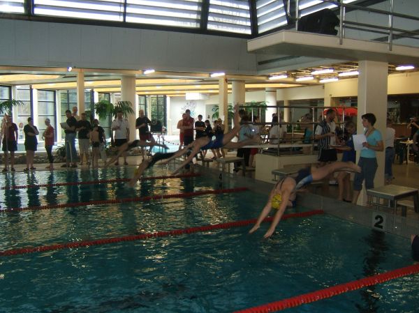 Marie-Luise beim Starsprung 100m F - die Beine in die Luft ;)
